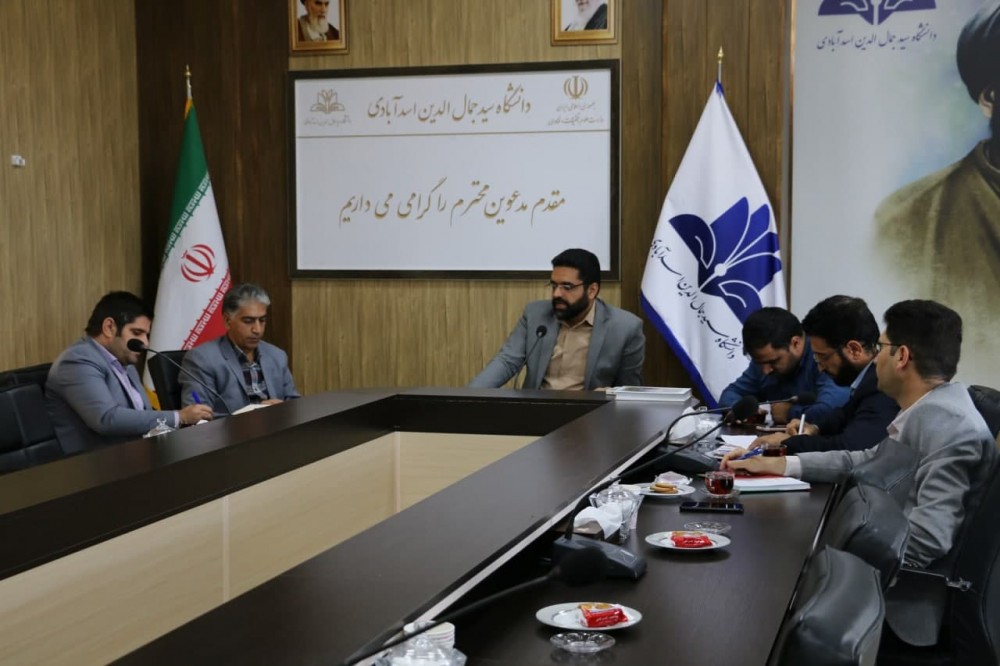 با حضور رئیس دانشگاه جلسه کمیته پوشش دانشجویی(حجاب و عفاف) برگزار شد